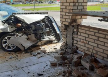 Carro sai da pista e colide contra fachada de restaurante, em São João Batista