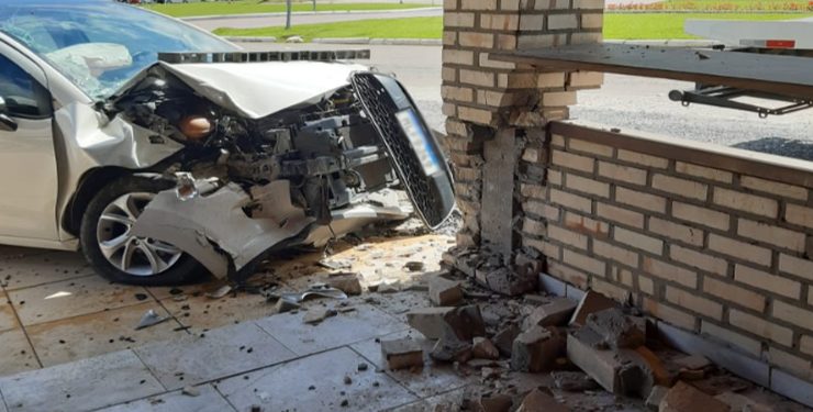 Carro sai da pista e colide contra fachada de restaurante, em São João Batista