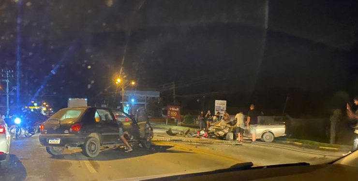 Grave acidente na SC-410 deixa três pessoas feridas