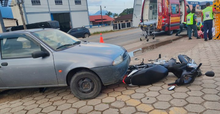 Acidente entre carro e moto deixa mulher ferida, na SC-410