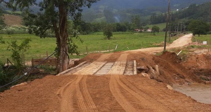 Em um dia, Secretaria de Infratesrutura recupera pontilhão em Arataca