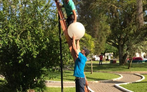 Praça Getúlio Vargas, em Nova Trento, ganha nova iluminação