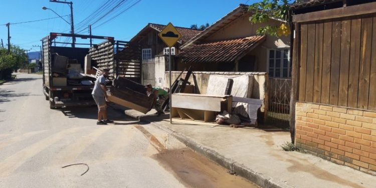 Sisam recolhe móveis descartados em São João Batista