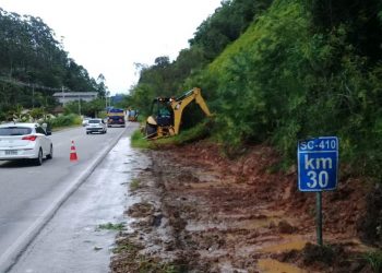 Secretaria de Obras realiza limpeza na SC 410
