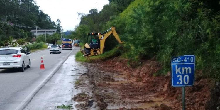 Secretaria de Obras realiza limpeza na SC 410