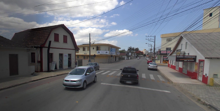 Mulher é atropelada em faixa de pedestre, em São João Batista