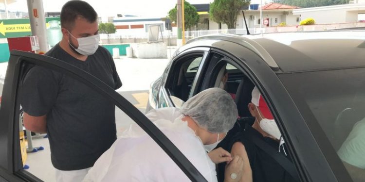 Nova Trento realiza drive-thru de vacinação contra a Covid-19