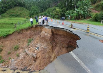 Técnicos da Infraestrutura verificam situação de cratera na SC-108