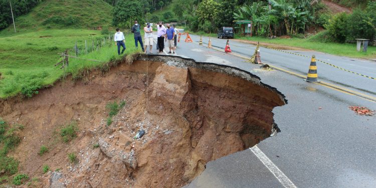 Técnicos da Infraestrutura verificam situação de cratera na SC-108
