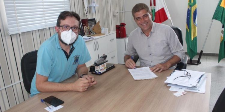 Major Gercino assina protocolo para compra de 5 mil doses de vacina contra Covid-19