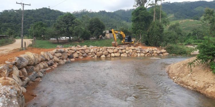 Infraestrutura realiza enrocamento na Estrada Geral da Arataca