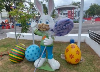 Prefeitura decora praça para a páscoa e pede que evitem aglomerações