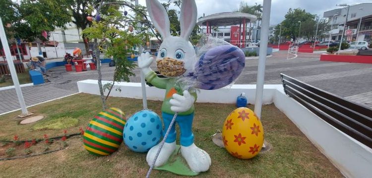 Prefeitura decora praça para a páscoa e pede que evitem aglomerações
