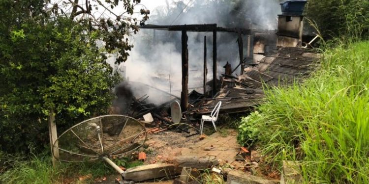 Incêndio destrói residência no Carmelo, em São João Batista