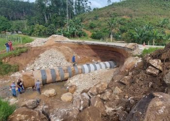 Prefeitura de São João Batista executa obra em cratera para evitar interdição da SC-108