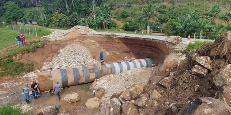 Prefeitura de São João Batista executa obra em cratera para evitar interdição da SC-108