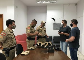 Polícia Militar recebe doação de torniquetes de empresa de Nova Trento
