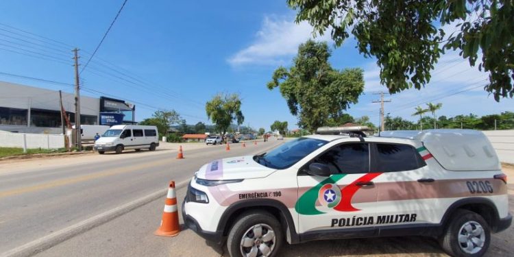 Operação policial aborda 200 veículos na SC-410 no sábado