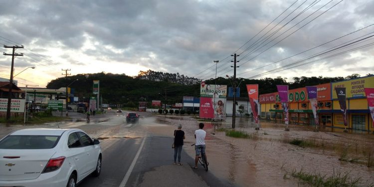 Temporal causa problemas em São João Batista na madrugada desta terça