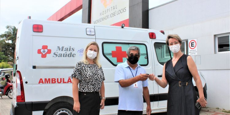 Nova ambulância é entregue aos Hospital Monsenhor José Locks