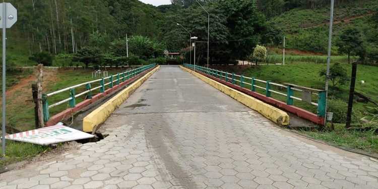 Secretaria realiza obras de enrocamento em ponte de Nova Trento