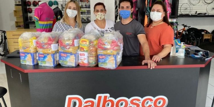 Dalbosco Bikes realiza doação de cestas básicas, em São João Batista