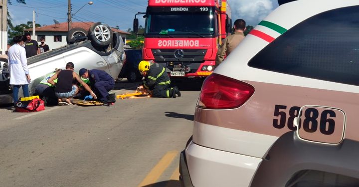 Duas pessoas ficam feridas em acidente na SC-410