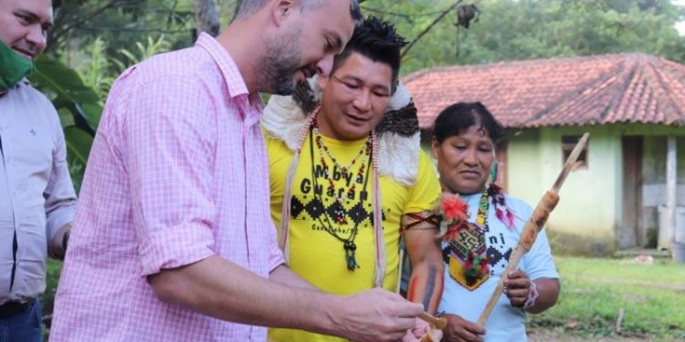Prefeito e vice de Canelinha visitam Aldeia Indígena Guarani Tekoá Tavaí