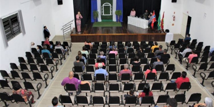 Moradores da rua Amélia Weber da Silva recebem escrituras do Lar legal