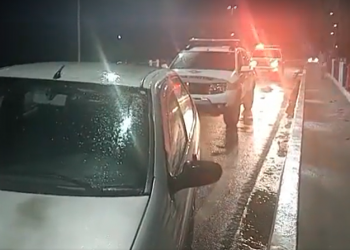 Motorista embriagado quase cai no rio e é detido, em São João Batista