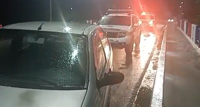 Motorista embriagado quase cai no rio e é detido, em São João Batista