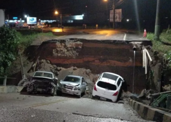 Cabeceira de ponte cai em Brusque, e três carros ficam danificados