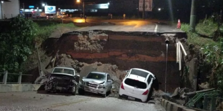 Cabeceira de ponte cai em Brusque, e três carros ficam danificados