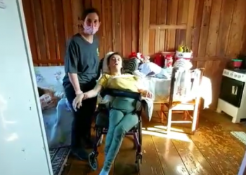 Jovem de 23 anos precisa de ajuda para compra de cadeira especial