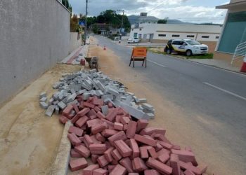 Calçadas padronizadas são construídas na Geral da Ribanceira do Sul