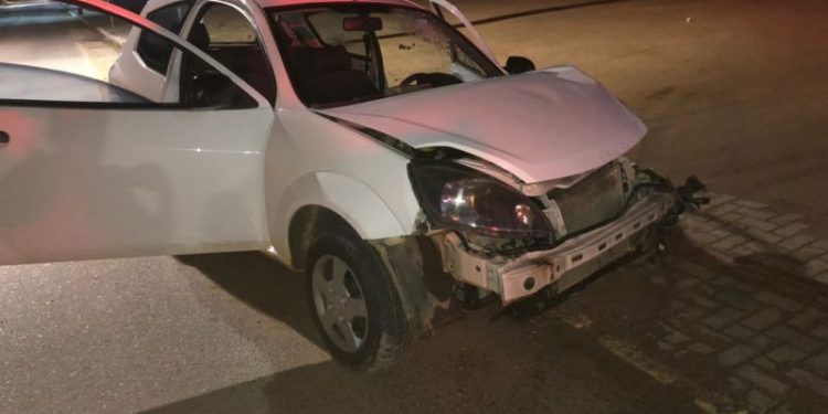 Motorista de 24 anos colide contra poste e é detido por embriaguez, em São João Batista