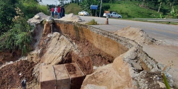 Prefeitura de SJB atua de forma preventiva e impede formação de novas crateras na SC-108