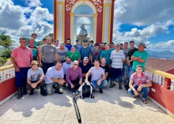 Voluntários realizam mutirão de limpeza do Morro da Cruz