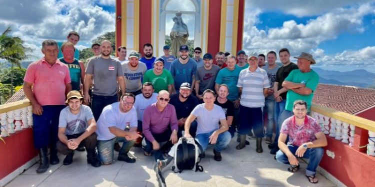 Voluntários realizam mutirão de limpeza do Morro da Cruz