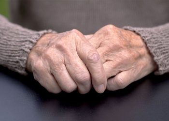 Idosa é internada após ameaçar assistente social com faca, em Canelinha