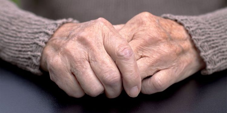 Idosa é internada após ameaçar assistente social com faca, em Canelinha