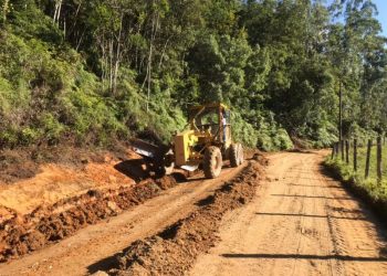 Secretaria de Obras de Nova Trento realiza serviços na localidade Ribeirão Bilú