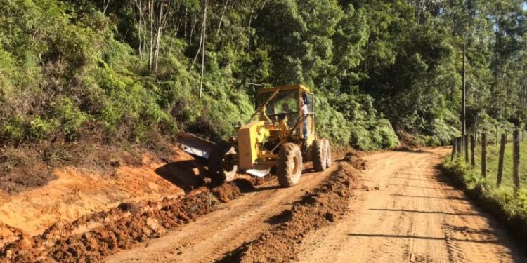 Secretaria de Obras de Nova Trento realiza serviços na localidade Ribeirão Bilú