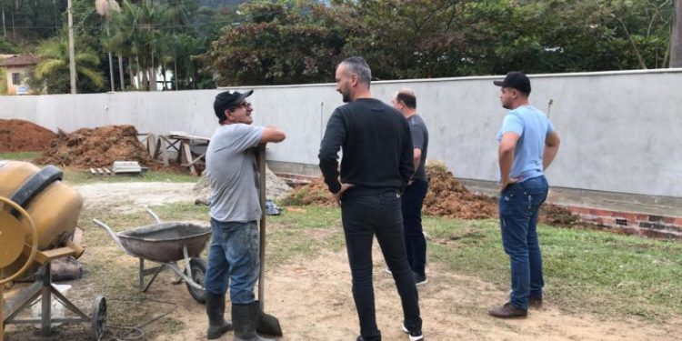 Prefeito de Canelinha visita bairros para ouvir comunidade