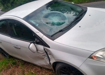 Mulher fica gravemente ferida em acidente entre carro e moto