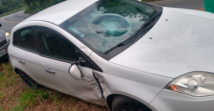 Mulher fica gravemente ferida em acidente entre carro e moto