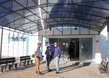 Secretaria de Saúde de Canelinha instala toldo na entrada da Unidade de Saúde no Centro