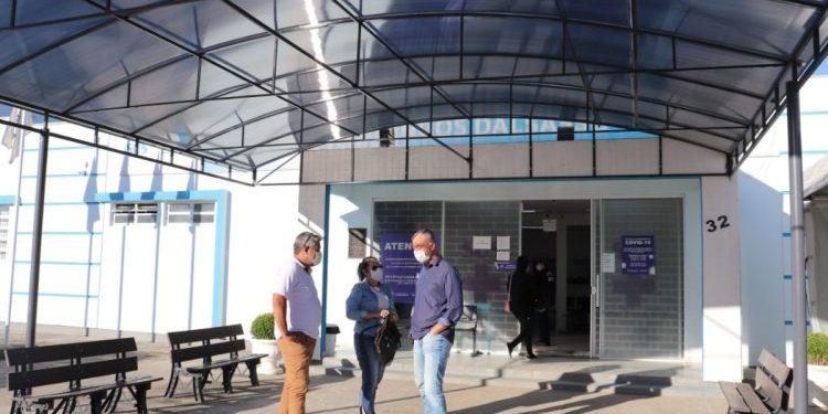 Secretaria de Saúde de Canelinha instala toldo na entrada da Unidade de Saúde no Centro