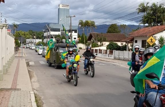Manifestação a favor de Bolsonaro é realizada em São João Batista