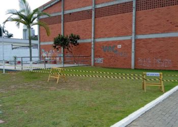 Parte da Praça do Sapateiro é interditada pela Defesa Civil